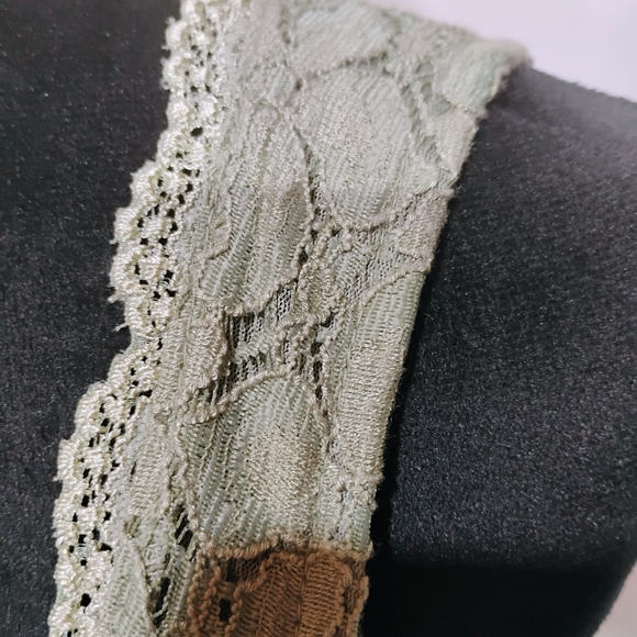 Green Lace Sleeveless V-Neck Top - Picture 3 of 8